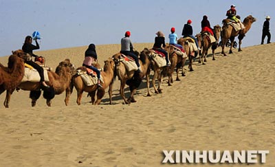 组图：黄金周新疆沙漠旅游升温