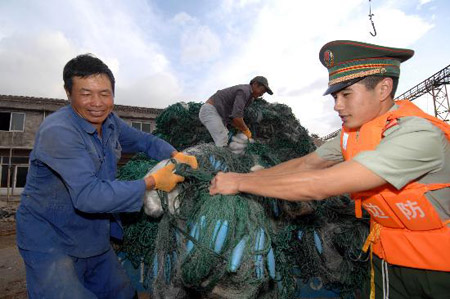 图文:浙江台州边防战士帮助渔民转移生产物资