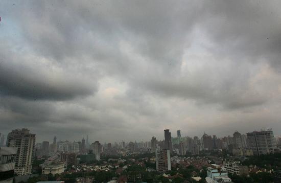 图文:上海市区上空阴云密布
