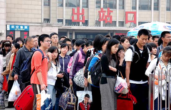 图文:北京站出站口返程旅客人流如潮