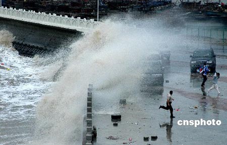 组图:台风罗莎在江苏连云港掀起巨浪