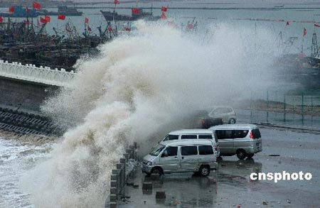组图:台风罗莎在江苏连云港掀起巨浪