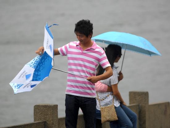 图文:杭州西湖景区受到台风罗莎影响