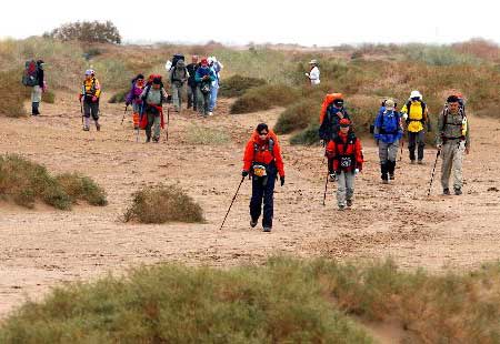 组图:驴友徒步穿越新疆戈壁沙漠