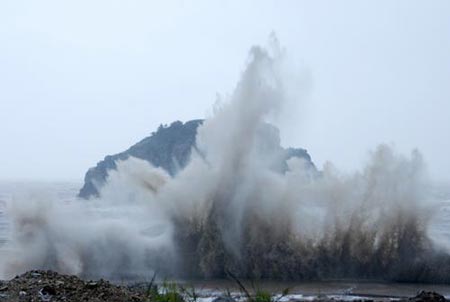 组图:台风罗莎在浙江温州掀起巨浪