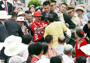台湾民众在“双十”典礼抗议陈水扁(组图)