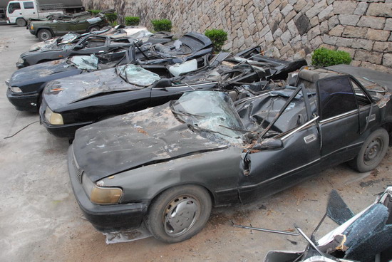 图文:假军车被砸毁