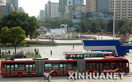 组图：杭州出现可载300人巨无霸公交车