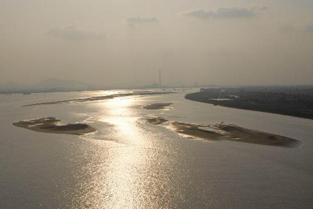 组图:江苏镇江段长江水位回落