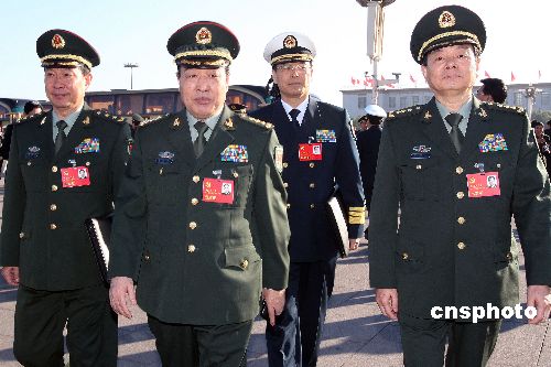 图文:解放军副总参谋长刘镇武等出席17大