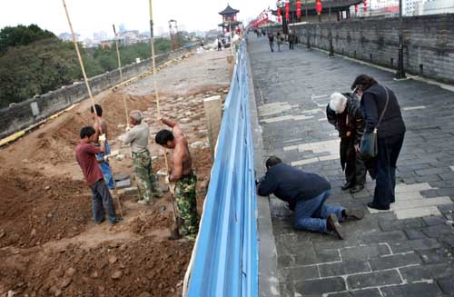 图文:西安城墙进行维修