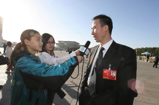 图文:中央电视台小记者季家希采访代表