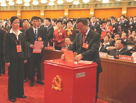 组图:代表投票选举中央委员会委员