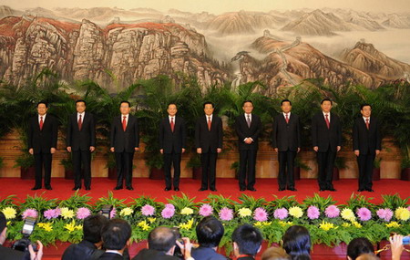 图文：新一届中共中央政治局常委会见中外记者
