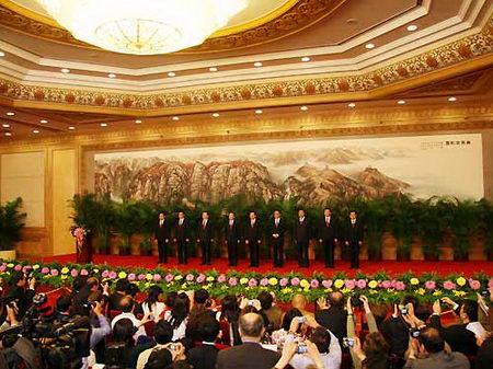组图:十七届中央政治局常委同中外记者见面