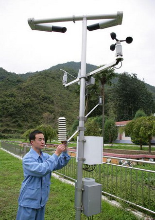 图文:检修高空风速测量仪