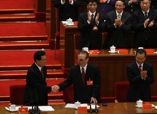 图文:胡锦涛和江泽民握手