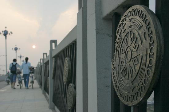 图文:千面铜鼓扮靓南宁跨江大桥(2)