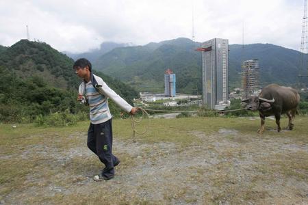 图文:西昌卫星发射基地附近的一名放牛郎