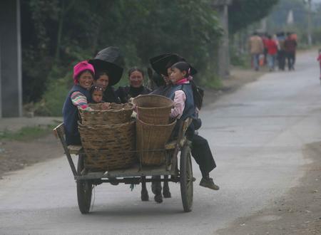 图文:西昌卫星发射基地附近的村民