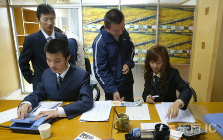 图文:负责兑换参观票的旅行社工作人员忙个不