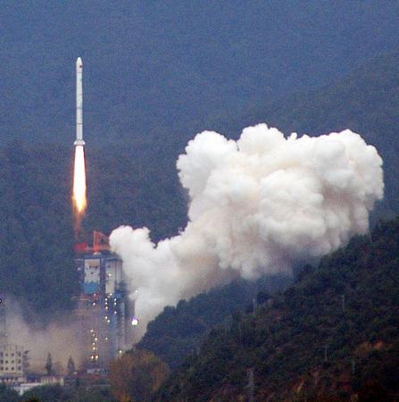 图文:嫦娥探月卫星发射升空