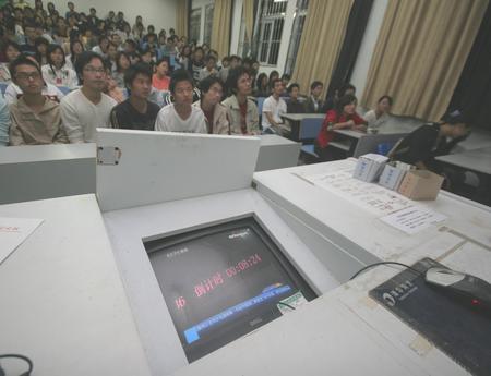 图文:浙江海洋学院大学生观看嫦娥奔月