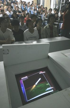 图文:浙江海洋学院大学生观看嫦娥奔月