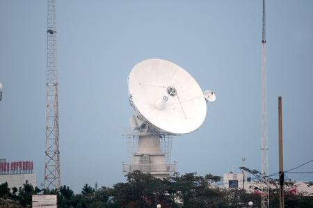 图文:青岛航天测控站测控天线对准西北方向