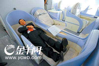 空中客车a380内部图片,空中客车a380坠毁事件 空中客车a380连接楼上楼下的楼梯被喻为"优雅的绿色巨人"的空客a380
