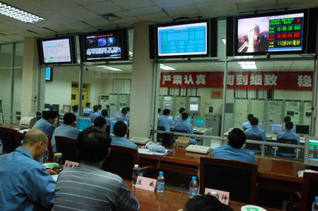 图文:厦门测控站工作人员正监测嫦娥一号