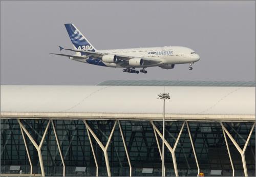 10月24日,上海浦东国际机场,空中客车a380客机正在二号跑道降落.