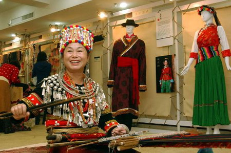 图文:云南景颇族服装工艺师