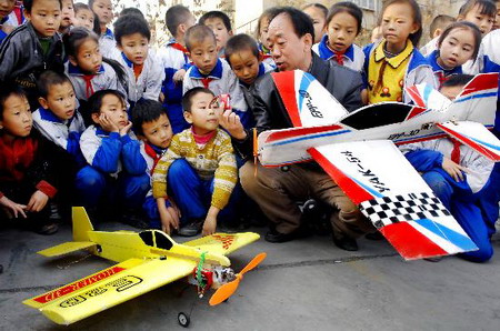 组图:科技进校园活动激发孩子热情