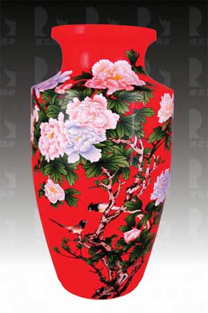 图文:湖南三湘校友会向人大捐赠中国红将军瓶