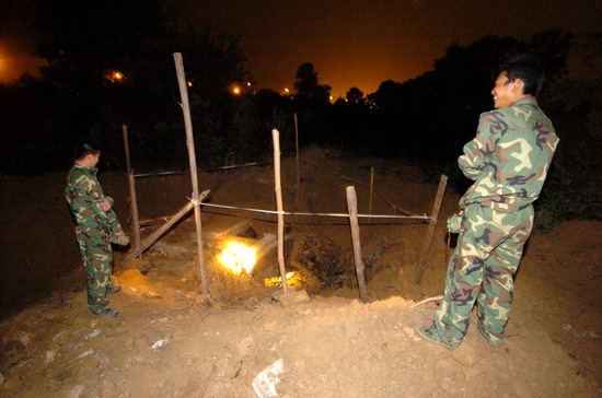 图文:保安守护古墓