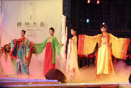 组图:徐州"模特大典"上演汉服秀