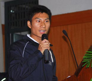 队负责人袁洪作报告