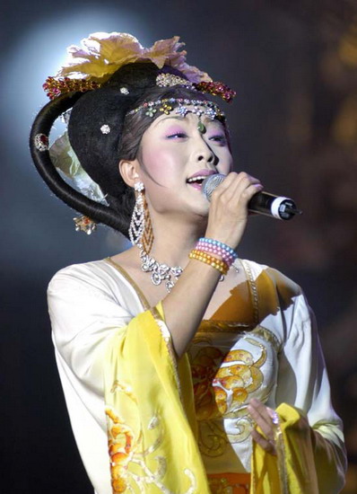 央视捧红的李玉刚,男扮女装,一个人完成男女对唱《好人好梦》