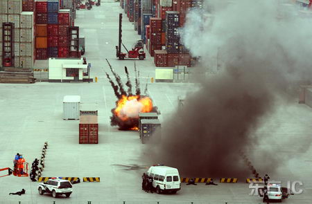 上海洋山港举行最大规模港口反恐演习(组图)