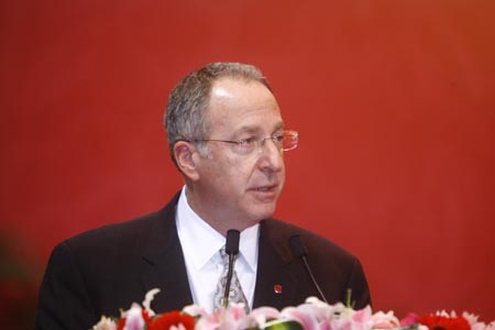 图文:康奈尔大学校长大卫·斯考顿致辞