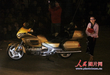 组图:江西赣州展出48万元带空调摩托车