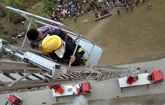 图文:南京消防支队与南航大学组织灭火疏散演