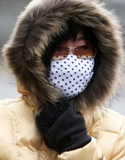 图文:清晨的低温让市民们纷纷戴上口罩和帽子