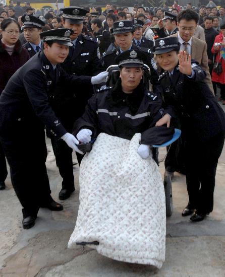 图文:缉毒英雄罗金勇到天安门广场圆梦(2)