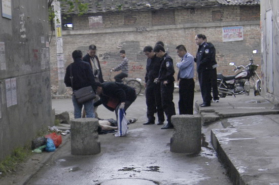 图文:纹身男子死在小巷内