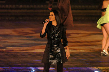 图文:瞿颖演唱《加速度》