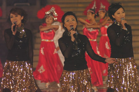 图文:黑鸭子组合演唱和谐临潼