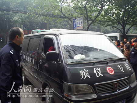 组图:踩踏事件伤者被送入医院抢救