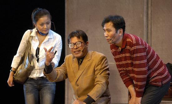 图文:喜剧《杠上开花》在武汉上演(1)